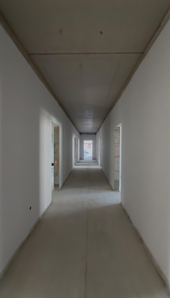 Fertige Kalk- und Zementputz in einem hell beleuchtetem Flur.