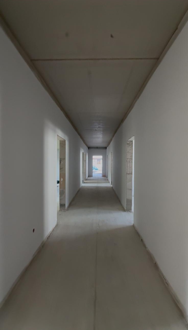 Fertige Kalk- und Zementputz in einem hell beleuchtetem Flur.