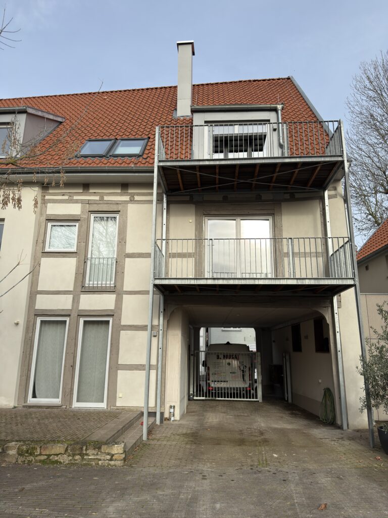 Abgeschlossene Sanierungsarbeiten im Außenbereich von einem Fachwerkhaus.