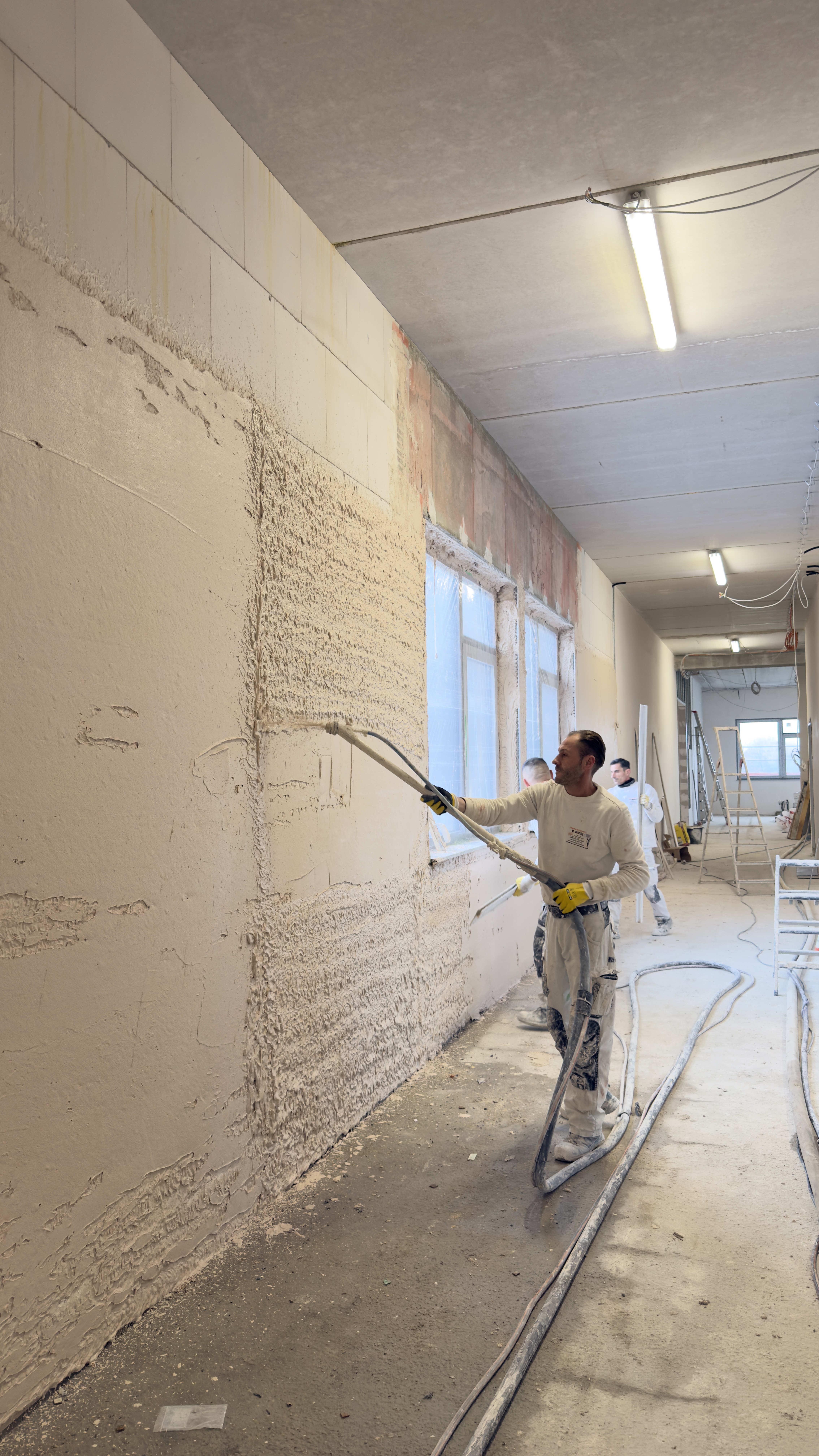 Mitarbeiter während der Sanierungsarbeiten im Innenbereich.
